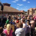 Stor publik i Lammhults Centrum en strålande sommardag.
