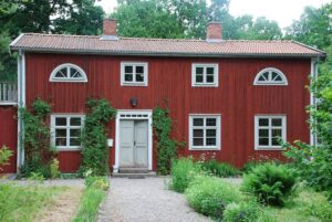 Lilla Björka, ett rött hus med träpanel.